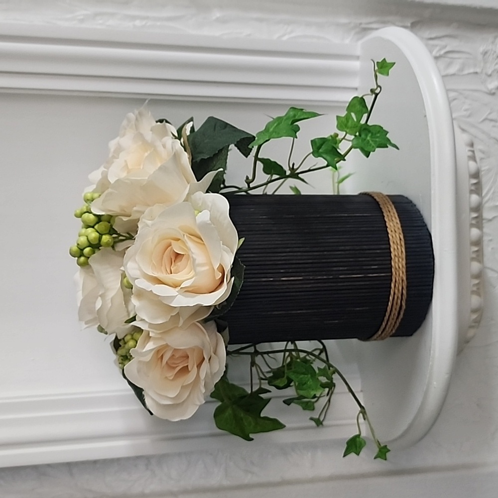 Beautiful garden roses arrangement with a touch of ivy, center piece